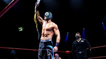 Soberano Jr. posa con su campeonato del CMLL