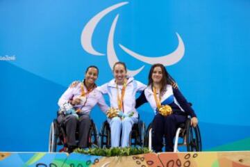 Teresa Perales conquista la medalla de plata. En la imagen junto a la noruega Sarah Louise Rung y la israelí Inbal Pezaro.