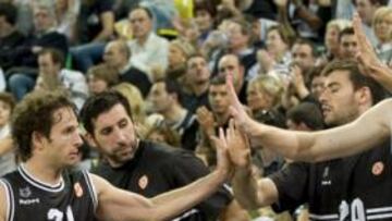 <b>EUFÓRICOS. </b>Felicitaciones a Raúl López ante el Olympiacos.