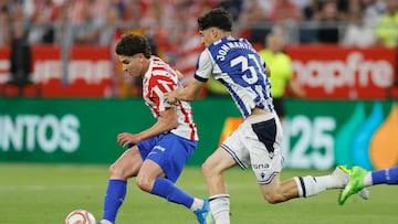 SEVILLA, 17/04/2026.- El delantero del Atlético de Madrid Julián Álvarez (i) se escapa de Jon Martín, de la Real Sociedad, durante la final de la Copa del Rey que enfrenta a Atlético de Madrid y Real Sociedad este sábado en el estadio de La Cartuja, en Sevilla. EFE/ José Manuel Vidal