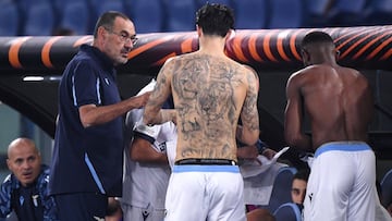 Sarri habla con Luis Alberto antes de que salte al campo durante el partido con el Marsella.