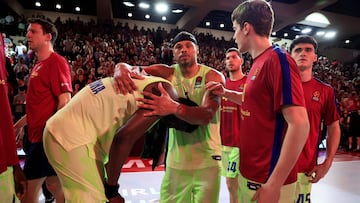 Los jugadores del Barcelona, tristes tras la derrota frente al Mónaco en el quinto partido de cuartos de la Euroliga.