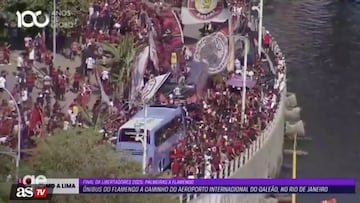 Los aficionados del club brasileño salieron a las calles y hasta se subieron al bus del plantel para alentar al equipo antes del partido que definirá al campeón de la Copa Libertadores frente a Palmeiras.