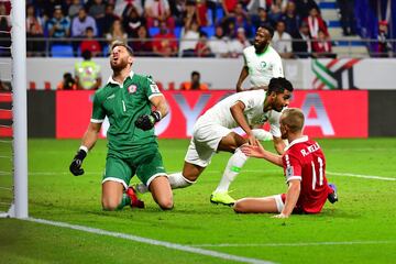 El jugador de Arabia Saud¨ª Hussain Al Moqahwi marca el 0-2 al L¨ªbano.