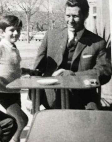 Fotografía en blanco y negro correspondiente a la infancia de "Mou". Aquí junto a su padre Félix Mourinho.