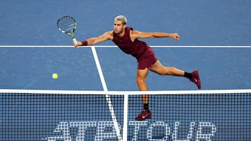 Carlos Alcaraz, contra Sebastián Báez, en Tokio.