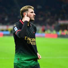 Santiago Giménez le da la victoria al Milan