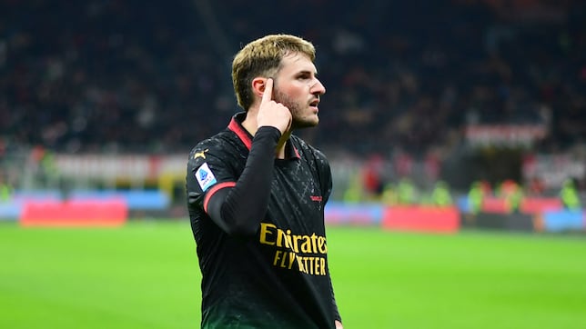 Santiago Giménez le da la victoria al Milan