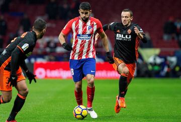 El delantero del Atlético de Madrid Diego Costa juega un balón ante Maksimovic del Valencia