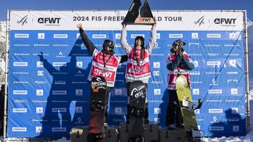 N¨²ria Castan en lo alto del podio en el Verbier Pro 2024.