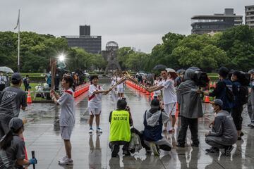 Desde que el pasado 25 de marzo iniciase su recorrido en Fukushima, la antorcha olímpica está visitando cada
rincón de Japón, el país organizador de los Juegos de 2020, y continúa con paso firme hasta su llegada a Tokio
el próximo 9 de julio. Ayer los portadores realizaban un relevo en el Parque de la Paz de Hiroshima.