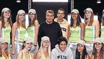 <b>PREPARADAS.</b> Varias de las recogepelotas de la quinta edición del Masters Series de Madrid posaron ayer con el jugador Fernando Verdasco y Manuel Santana, director.