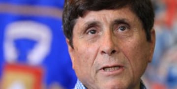 El actual presidente de San Marcos se ha hecho conocido por sus cuestionamientos a través de Twitter. En 2015 escribió "sinvergüenza Osses" e insinuó arreglos de partidos. Además acusó amenazas de Jadue tras su caída de la ANFP. 