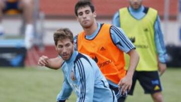 El defensa español Sergio Ramos (delante) controla el balón ante su compañero Javi García, durante el entrenamiento del equipo en Gniewino.
