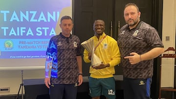 Simon Msuva, MVP del Uganda-Tanzania, en el centro, junto a Emiliano Vernazza, y Sergio Maldonado.