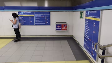 Archivo - Una mujer consulta el m&oacute;vil en la estaci&oacute;n de Metro de Sol.