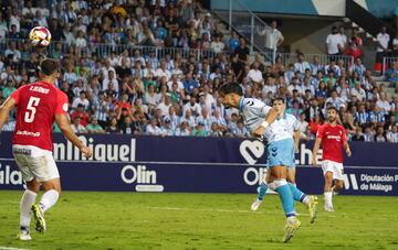 Momento en que Kevin cabecea el 1-0m ante Carlos Blanco.