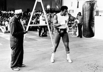 George Foreman entrenando cinco días antes del campeonato mundial de peso pesado en Kinshasa ante una gran multitud. 