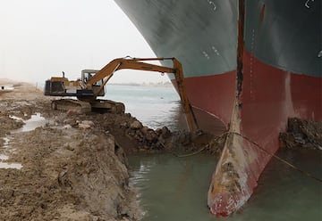 El buque de transporte de mercancías (Ever Given) sigue encallado en el Canal de Suez, un canal navegable situado en Egipto que une el mar Mediterráneo con el mar Rojo, debido a una tormenta de arena y de fuerte viento. Numerosos barcos han quedado atascados debido a una tormenta de arena y de fuerte viento con embarcaciones queriendo cruzar el canal. El Ever Given tiene 400 metros de eslora y pesa 200.000 toneladas sin carga, con capacidad de transportar 20.000 contenedores.