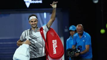 Roger Federer saluda al p&uacute;blico de Melbourne.