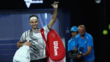 Roger Federer saluda al p&uacute;blico de Melbourne.