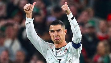 Cristiano Ronalddo es expulsado por un codazo a O´Shea en la espalda sin balón. El árbitro revisa la jugada en el VAR y le muestra la cartulina roja.