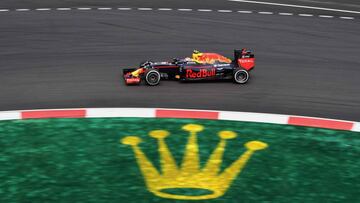 Verstappen pasando por la última curva de Sepang.