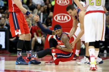 Bradley Beal con Marcin Gortat y Kris Humphries.