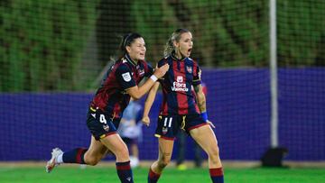 Ángela Sosa celebra el primer gol del Levante.