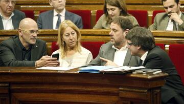 Ra&uuml;l Romeva, Neus Munt&eacute;, Oriol Junqueras y el presidente de la Generalitat, Carles Puigdemont, durante una sesi&oacute;n en el Parlament de Catalunya.