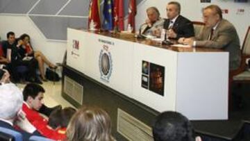 <b>AUDIENCIA VARIADA. </b>Alejandro Blanco, escoltado por Pedro Ferrándiz y Alfredo Relaño. Entre los asistentes hubo deportistas, entrenadores, dirigentes, estudiantes...