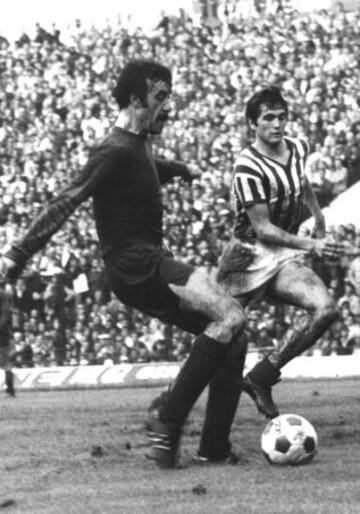 Vicente del Bosque fue convocado con la Selección española en 18 ocasiones, jugando la Eurocopa de 1980 y en la que marcó un gol.