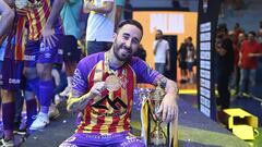 Mario Rivillos, jugador del Palma Futsal, posa con la Copa Intercontinental.