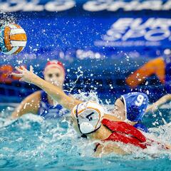 España silencia la danza de Zorba con un trance atronador