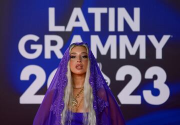 Lola Indigo posando en la alfombra roja previa a los Grammy Latino.