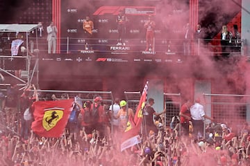 Tifossi ferraristas tiñeron de color rojo la celebración en el podio.