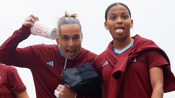 Cata Coll y Vicky López, durante la concentración de la Selección española en Nantes.