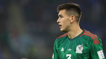 César Montes durante un partido de la Selección Mexicana e la Copa del Mundo de Qatar.