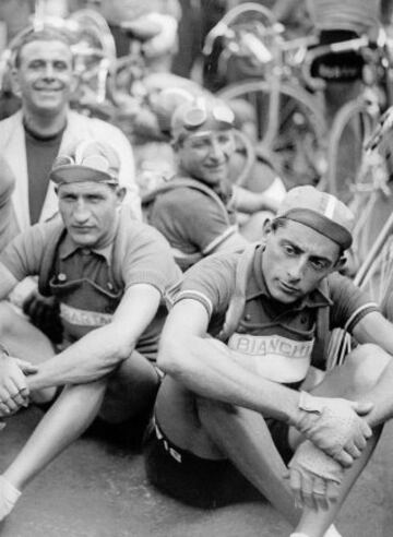 Antes de la segunda guerra Mundial, Coppi y Bartali luchaban por ser el mejor ciclista del mundo. Sobre ellos se armaron varios rumores, incluso lio de faldas. Lo cierto es que finalmente ganó la amistad: “Tengo ocho o nueve amigos y Fausto es el mejor, somos como hermanos", dijo Bartali en alguna oportunidad.