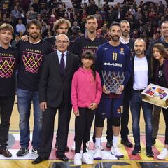 Iniesta y excompañeros rinden tributo a Juan Carlos Navarro