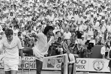 Yannick Noah pasa la red por detrás de Mats Wilander el 5 de junio de 1983, en Roland Garros.