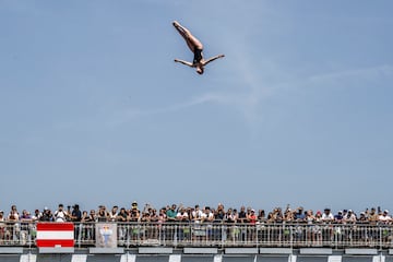 La canadiense Molly Carlson salta desde la plataforma de 21.5 metros de altura.