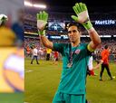 ¿Quién atajó más penales en una definición? ¿Claudio Bravo o Dibu Martínez?