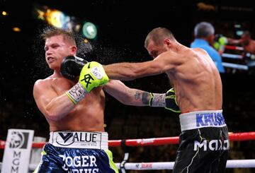 LAS VEGAS, NEVADA - NOVEMBER 02: Canelo Alvarez (L) takes a punch from Sergey Kovalev during their WBO light heavyweight title fight on November 2, 2019 in Las Vegas, Nevada. Alvarez won the title with an 11th-round KO. Steve Marcus/Getty Images/AFP
== FOR NEWSPAPERS, INTERNET, TELCOS & TELEVISION USE ONLY ==