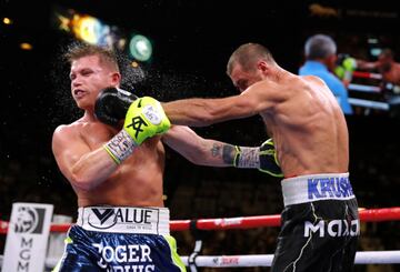 LAS VEGAS, NEVADA - NOVEMBER 02: Canelo Alvarez (L) takes a punch from Sergey Kovalev during their WBO light heavyweight title fight on November 2, 2019 in Las Vegas, Nevada. Alvarez won the title with an 11th-round KO.   Steve Marcus/Getty Images/AFP
== FOR NEWSPAPERS, INTERNET, TELCOS & TELEVISION USE ONLY ==