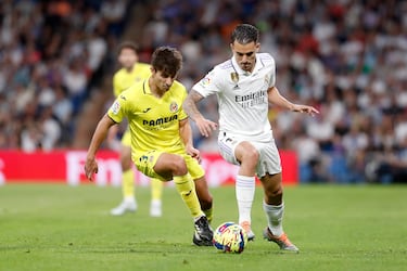 Dani Ceballos se intenta llevar un balón ante la presión de Terrats.
