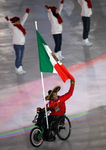 Emocionado, Arly Velásquez saluda al público asistente a la inauguración de los Juegos Paralímpicos de Invierno de Pyeongchang 2018.