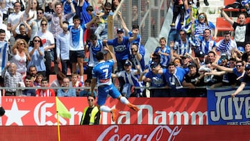 GRAF9733. GIRONA, 22/04/2018.- El delantero del RCD Espanyol Gerard Moreno celebra con su afición el gol marcado al Girona, durante el partido de la trigésima cuarta jornada de Liga de Primera División diputado hoy en el Campo Municip