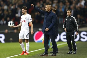 …Pero pronto empezaron los primeros síntomas de agotamiento. Zidane ya lo venía advirtiendo (‘Cuando no me vea con fuerzas me iré, no voy a estar aquí siempre’, vino a insinuar en algunas conferencias de prensa), pero las críticas se exacerbaron tras dos derrotas consecutivas ante el Girona y el Tottenham (el Madrid acudió a la cita londinense con bastantes bajas), Zizou empezó a estar bajo sospecha. Pese a ciertas victorias tranquilizadoras, entre ellas el segundo Mundial de Clubes consecutivo, el ambiente madridista estaba enrarecido, a lo que se sumó una dolorosa derrota ante el Barcelona (0-3) en la última jornada de 2017…