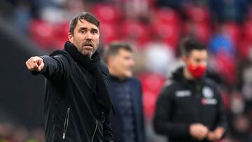 Eduardo Coudet da instrucciones a sus jugadores durante el partido disputado contra el Athletic en Bala&iacute;dos.